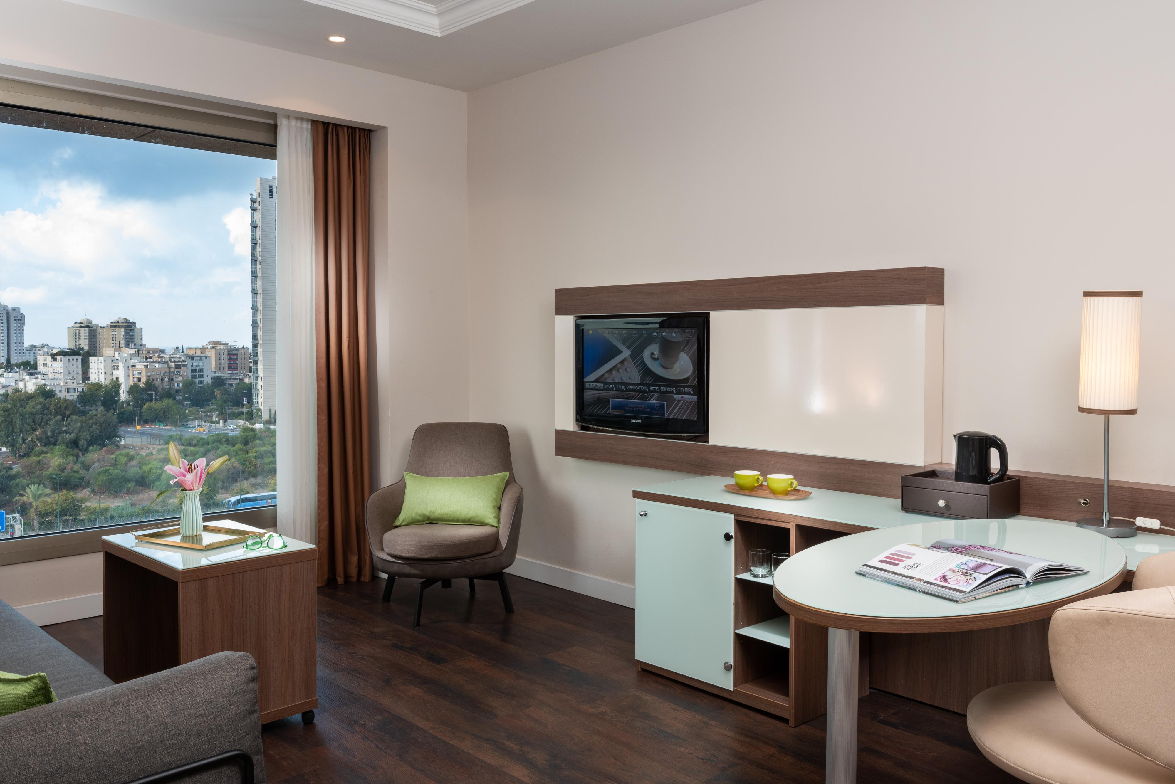 Leonardo City Tower Hotel Tel Aviv Giv'atayim Εξωτερικό φωτογραφία A room at the hotel