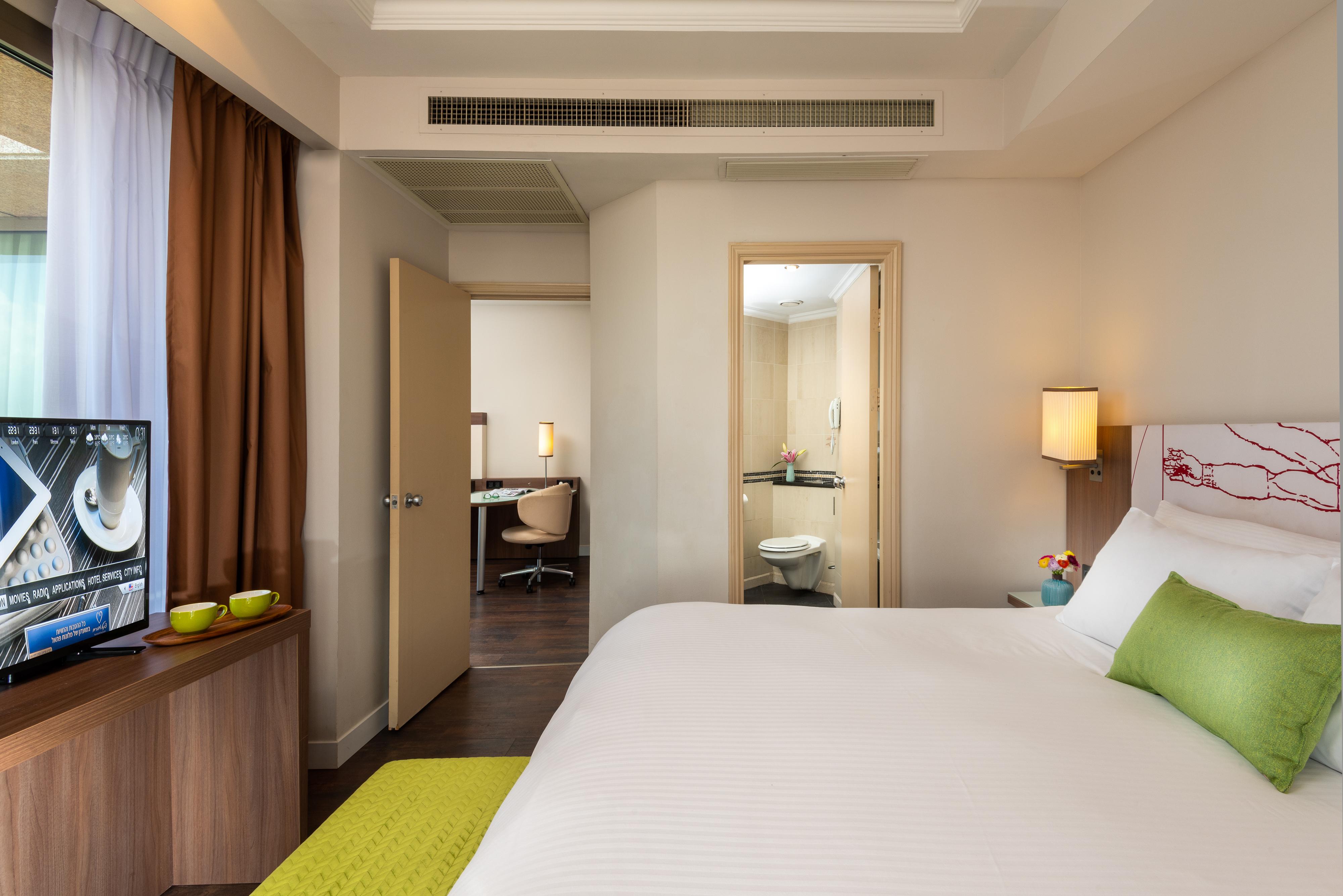 Leonardo City Tower Hotel Tel Aviv Giv'atayim Εξωτερικό φωτογραφία A bedroom at the hotel