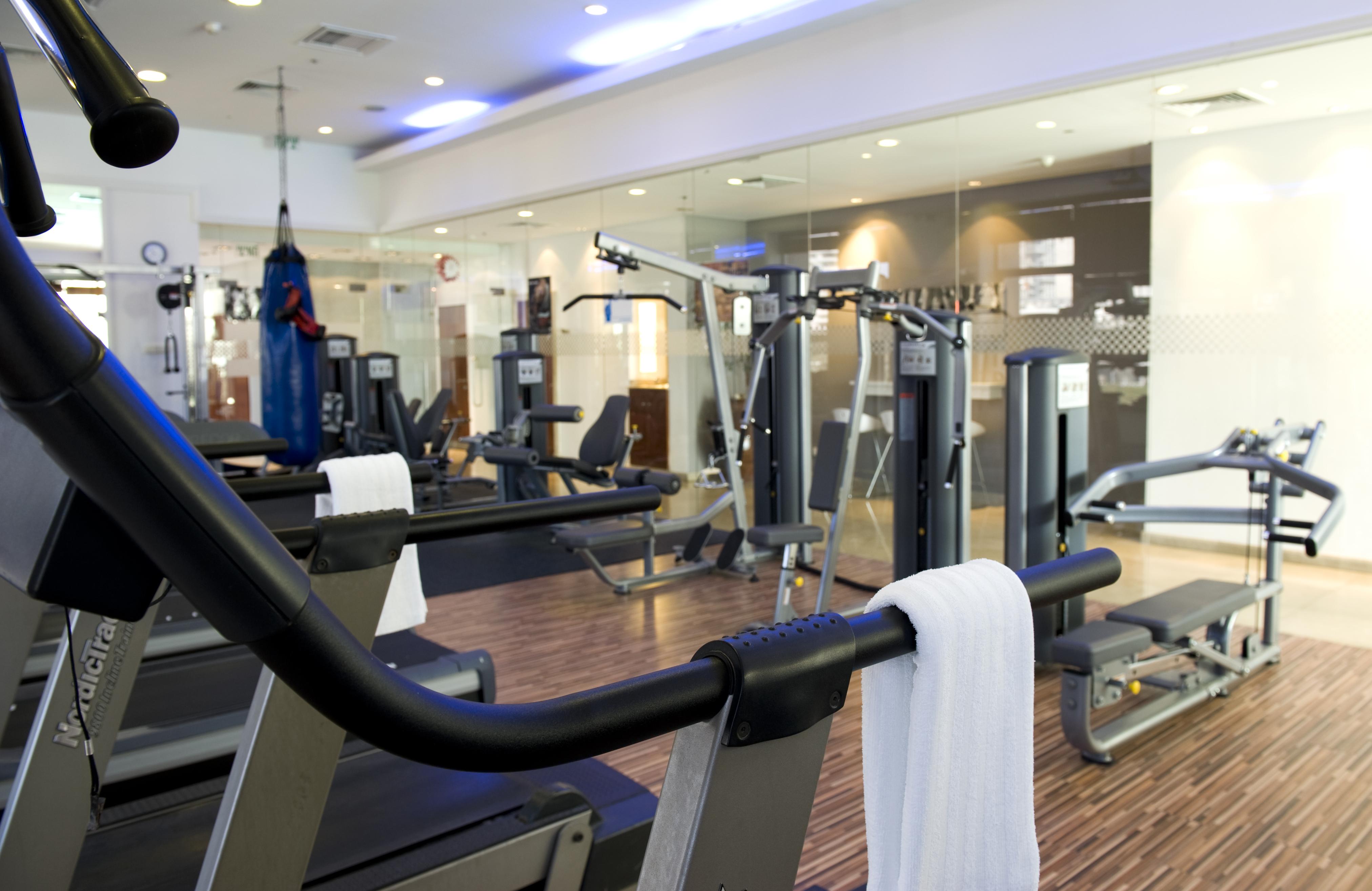 Leonardo City Tower Hotel Tel Aviv Giv'atayim Εξωτερικό φωτογραφία The gym at the hotel