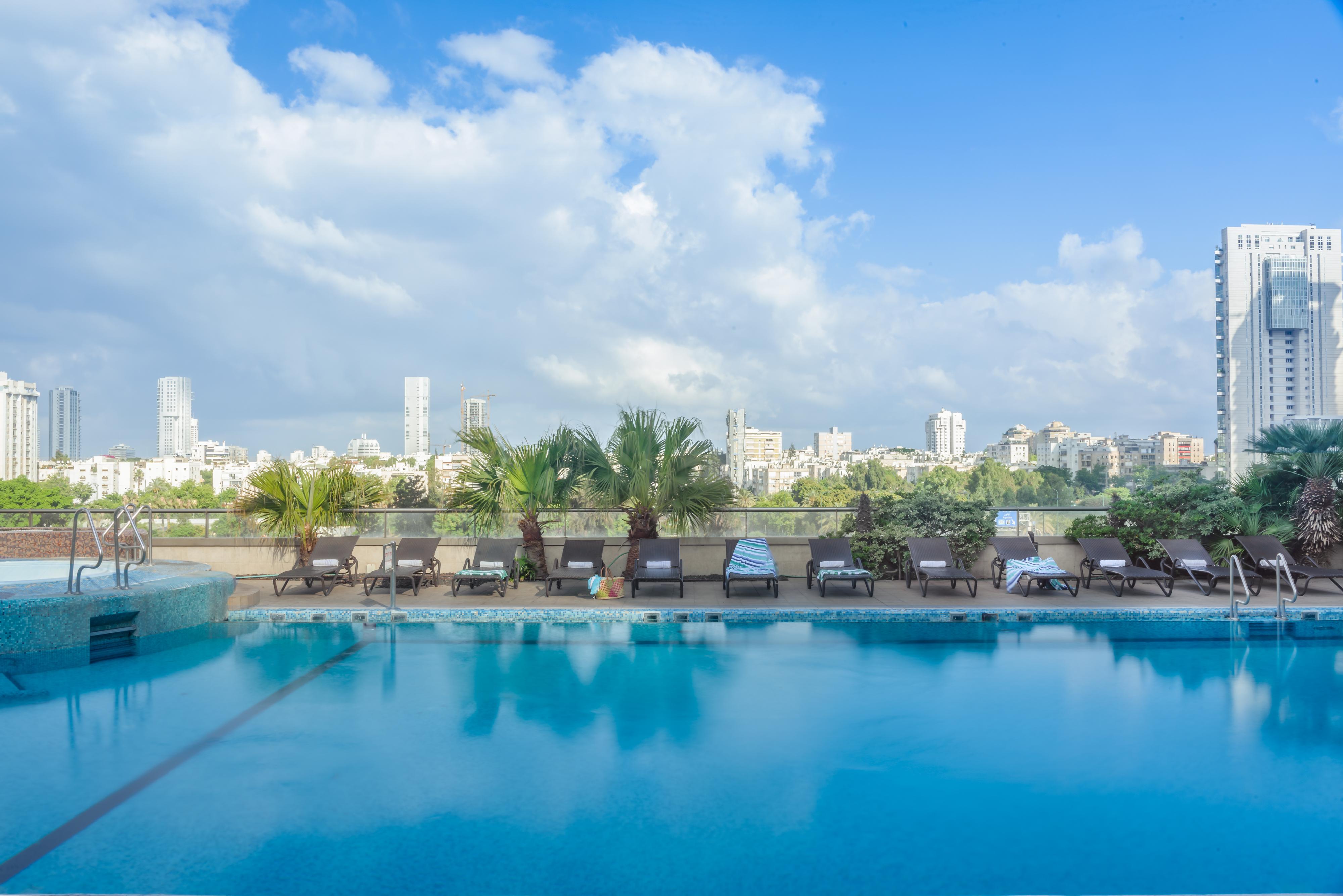 Leonardo City Tower Hotel Tel Aviv Giv'atayim Εξωτερικό φωτογραφία The swimming pool at the hotel