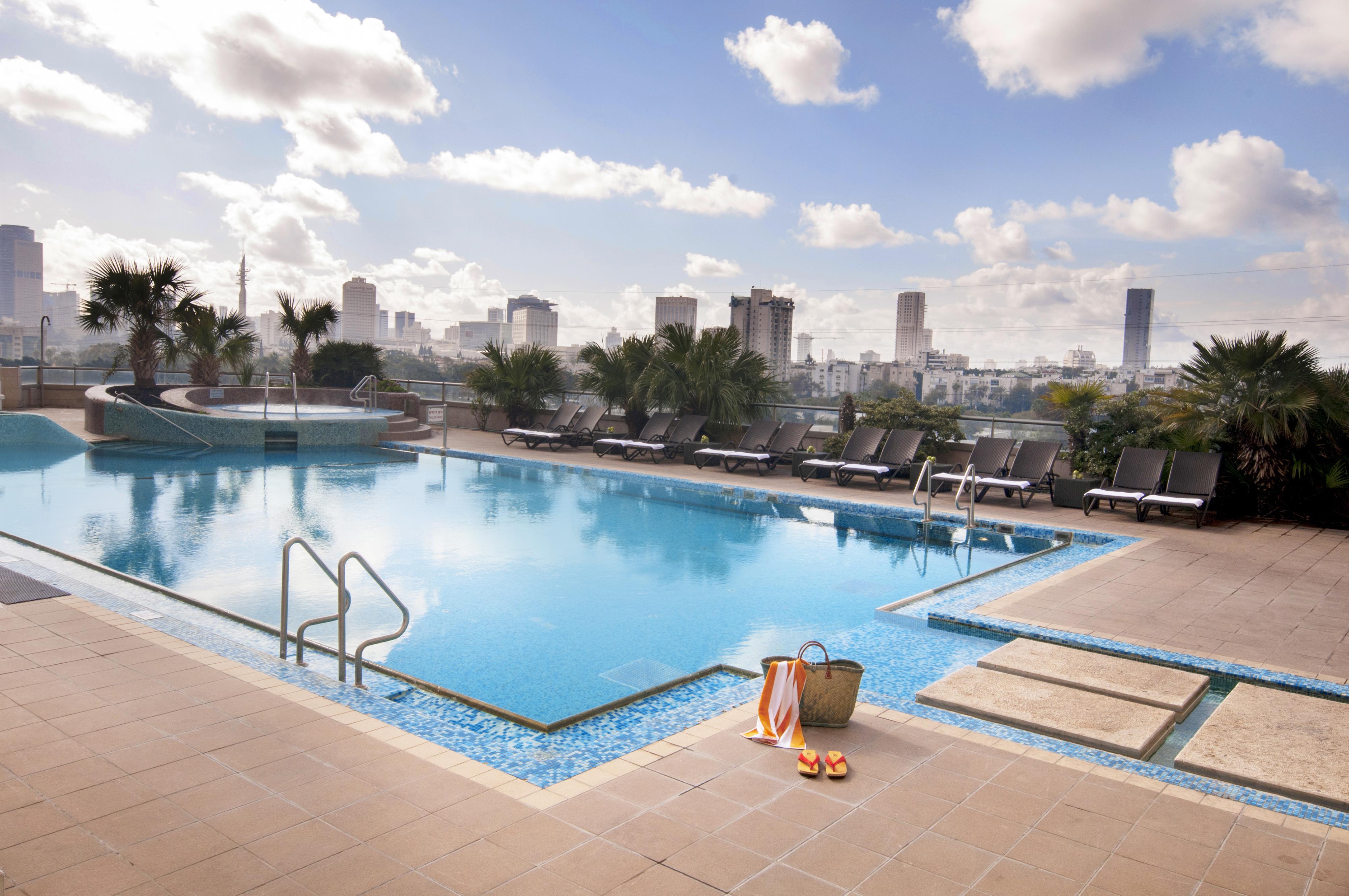 Leonardo City Tower Hotel Tel Aviv Giv'atayim Εξωτερικό φωτογραφία The swimming pool at the hotel