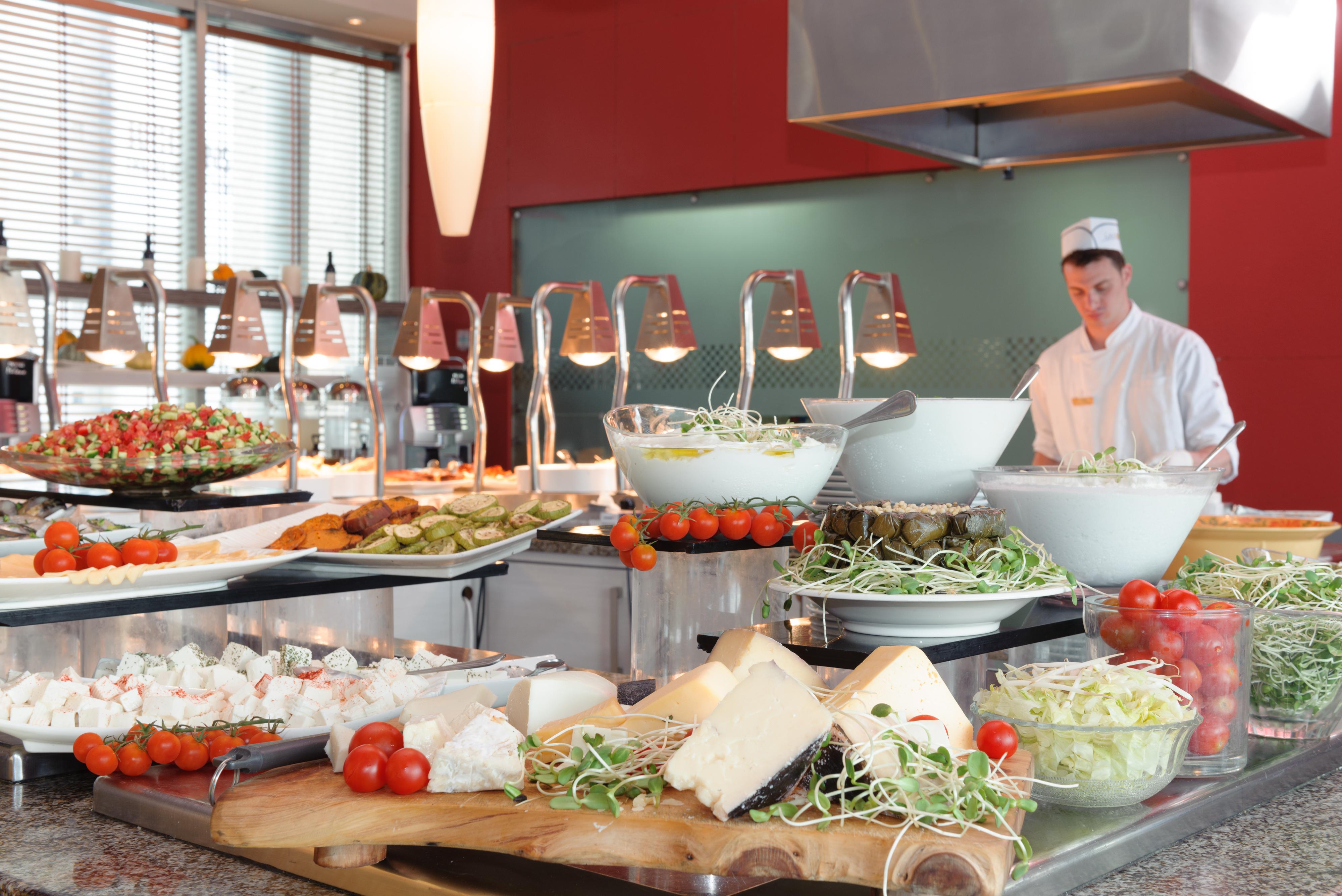 Leonardo City Tower Hotel Tel Aviv Giv'atayim Εξωτερικό φωτογραφία A salad bar