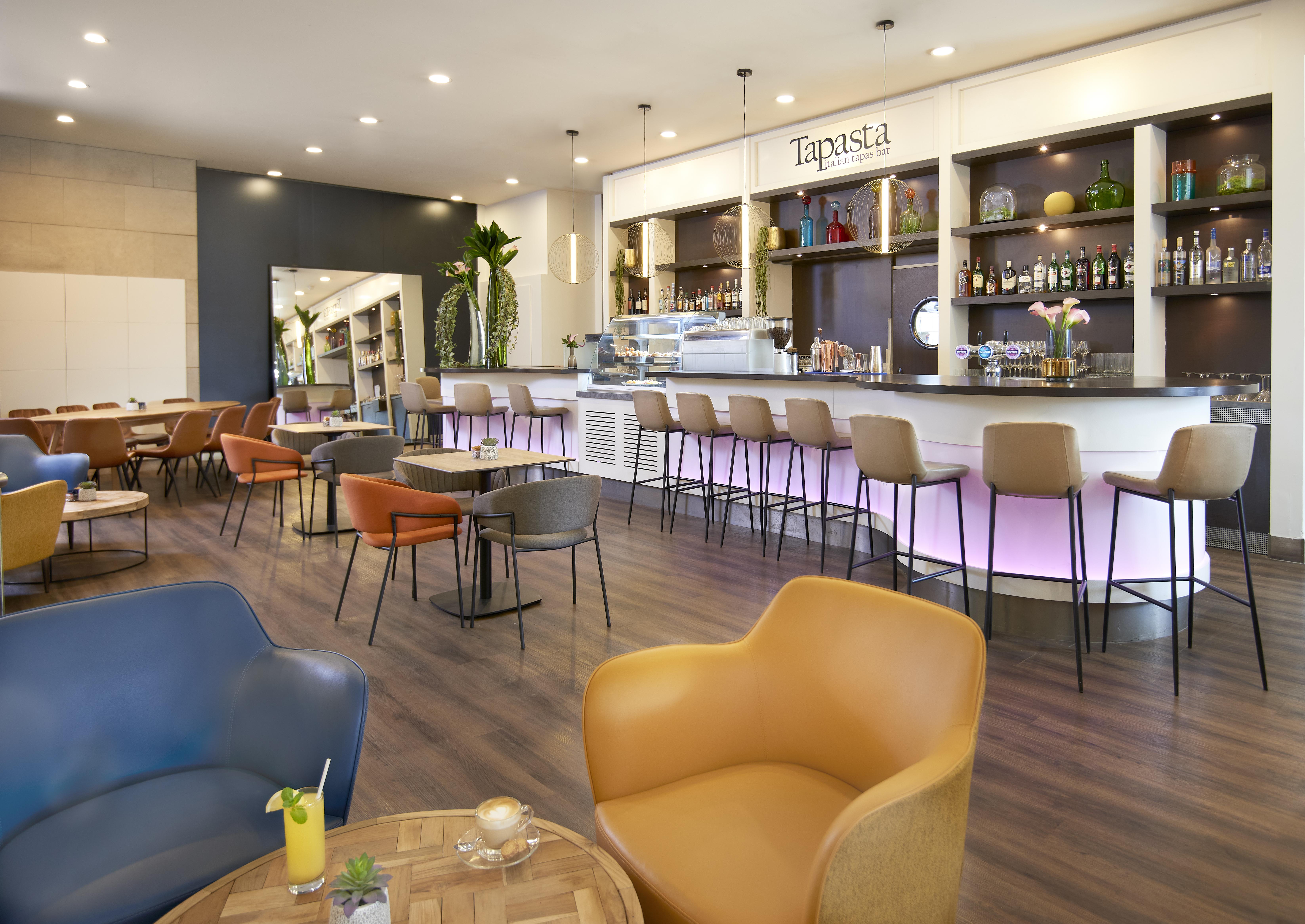 Leonardo City Tower Hotel Tel Aviv Giv'atayim Εξωτερικό φωτογραφία Tapas at the airport