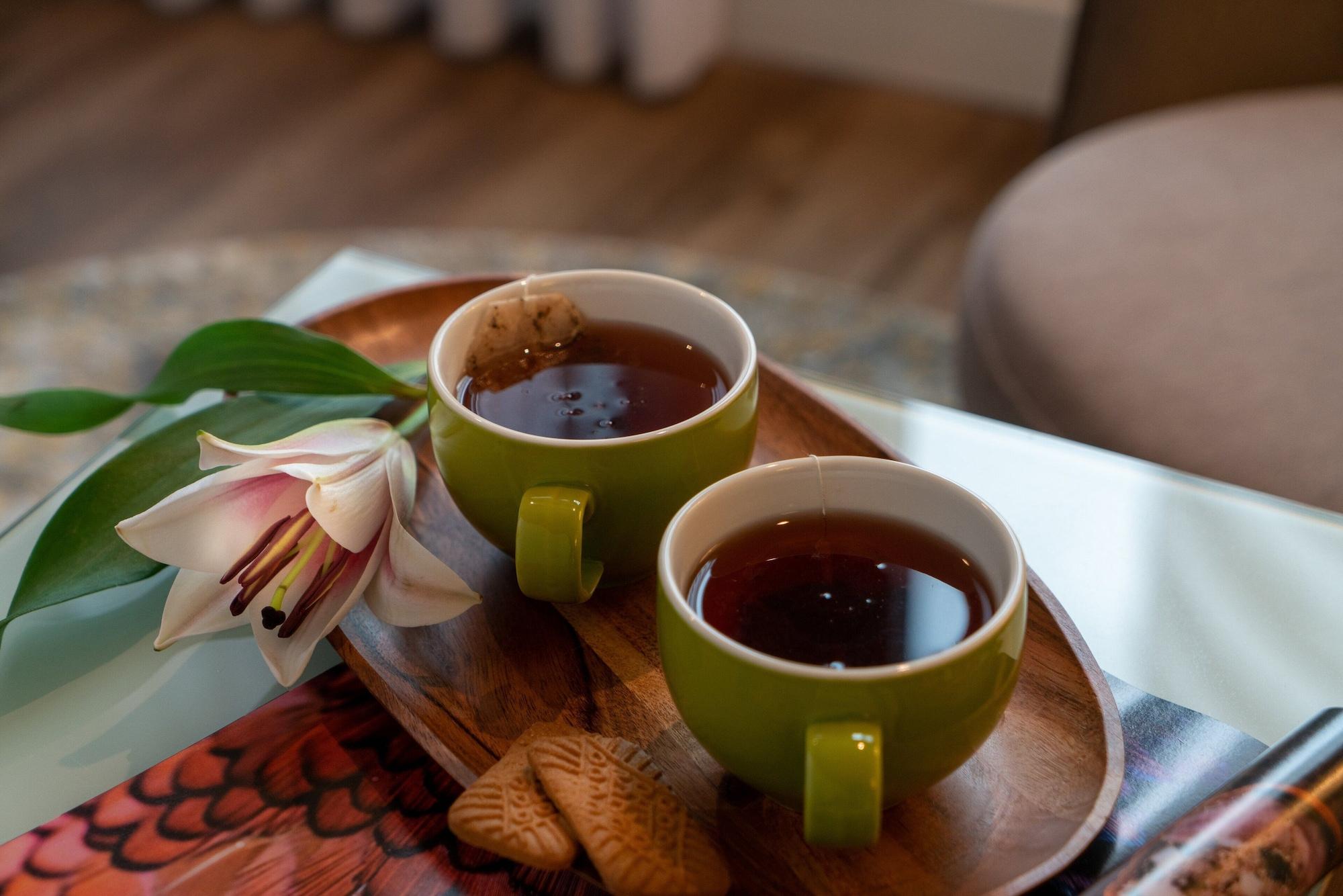 Leonardo City Tower Hotel Tel Aviv Giv'atayim Εξωτερικό φωτογραφία Two cups of tea