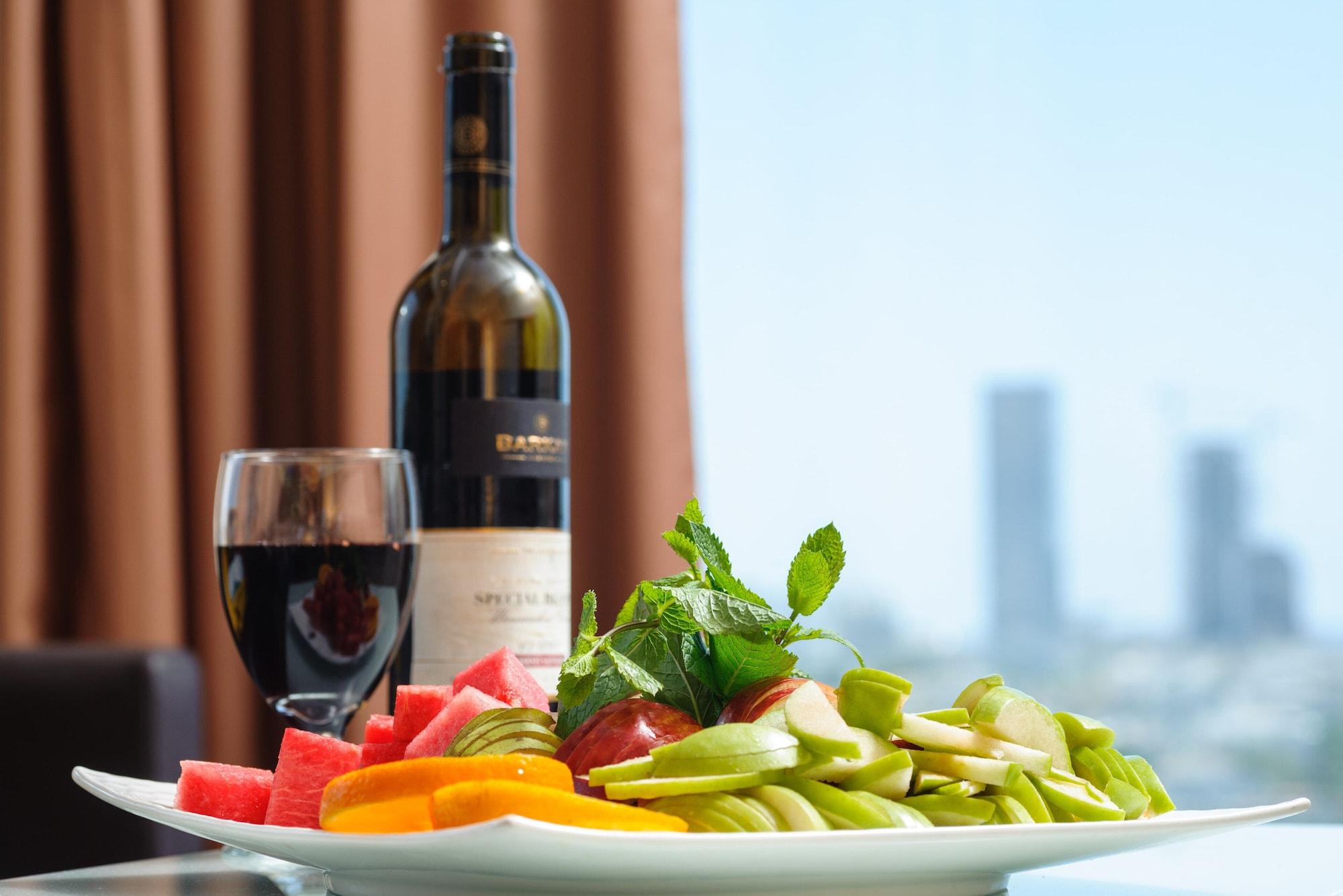 Leonardo City Tower Hotel Tel Aviv Giv'atayim Εξωτερικό φωτογραφία A bottle of wine and a glass of wine