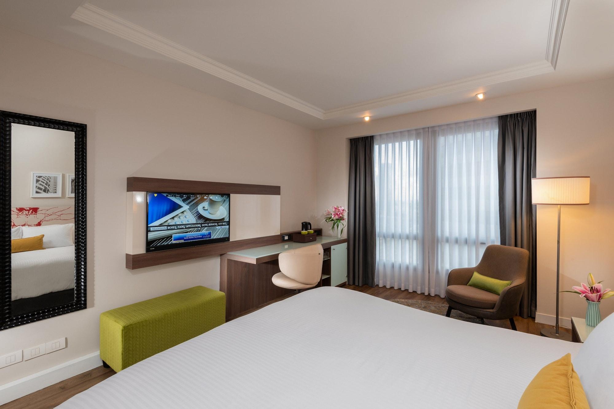 Leonardo City Tower Hotel Tel Aviv Giv'atayim Εξωτερικό φωτογραφία A room at the hotel