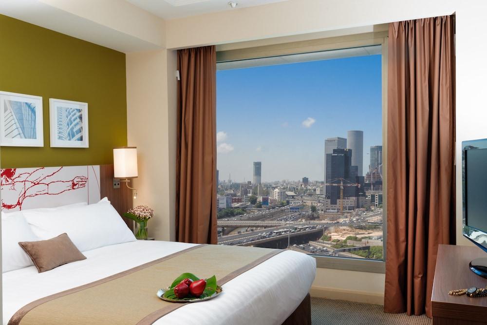 Leonardo City Tower Hotel Tel Aviv Giv'atayim Εξωτερικό φωτογραφία A bedroom at the hotel
