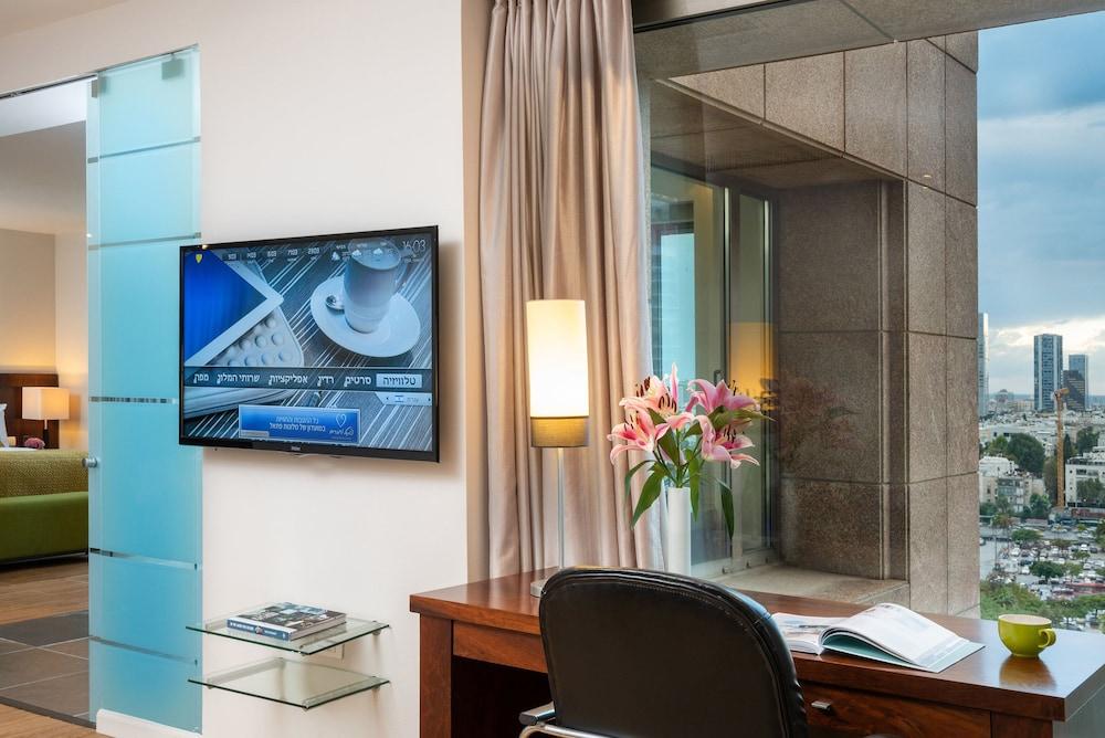 Leonardo City Tower Hotel Tel Aviv Giv'atayim Εξωτερικό φωτογραφία A room at the hotel