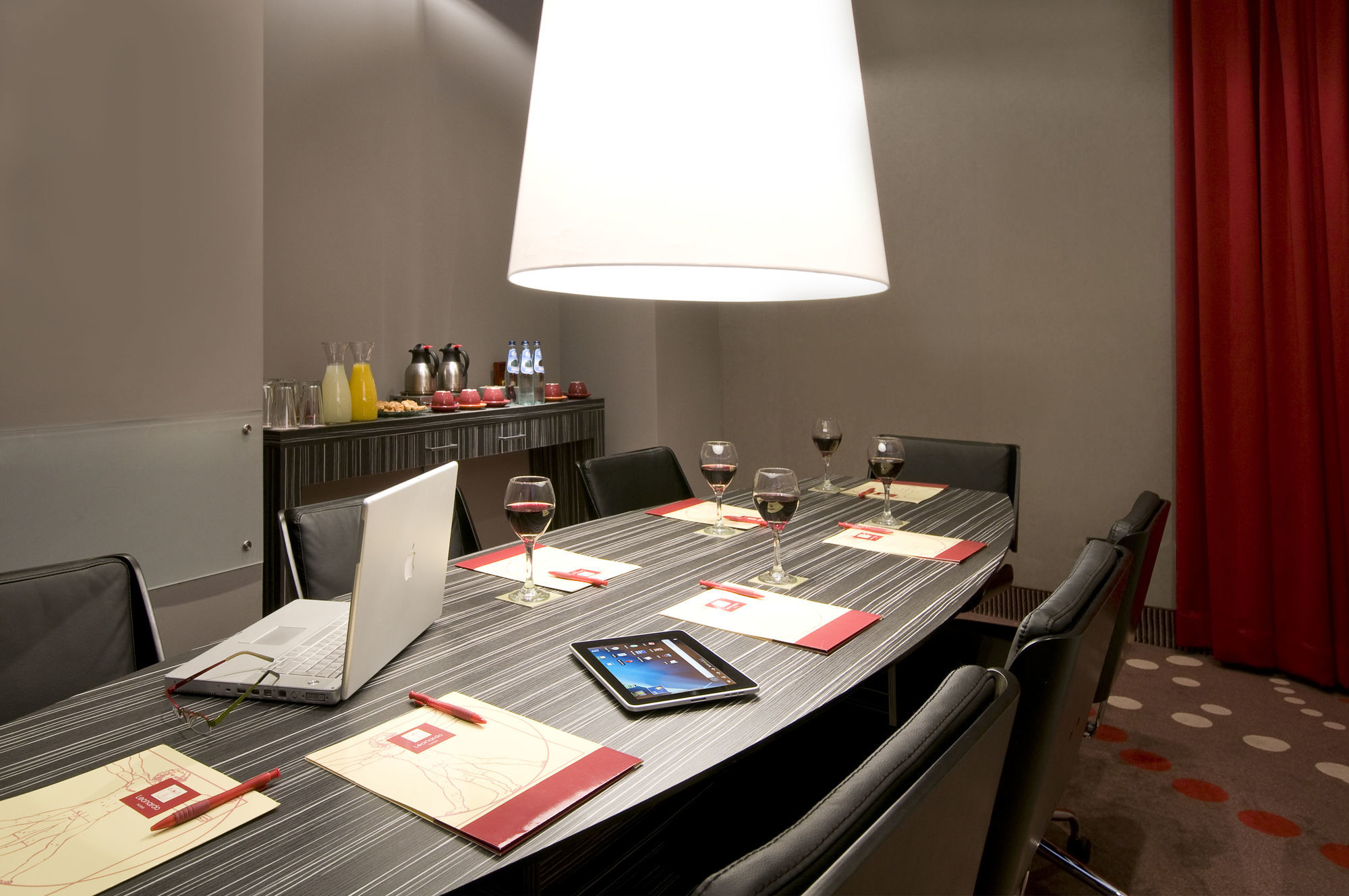 Leonardo City Tower Hotel Tel Aviv Giv'atayim Εξωτερικό φωτογραφία A wine tasting in progress