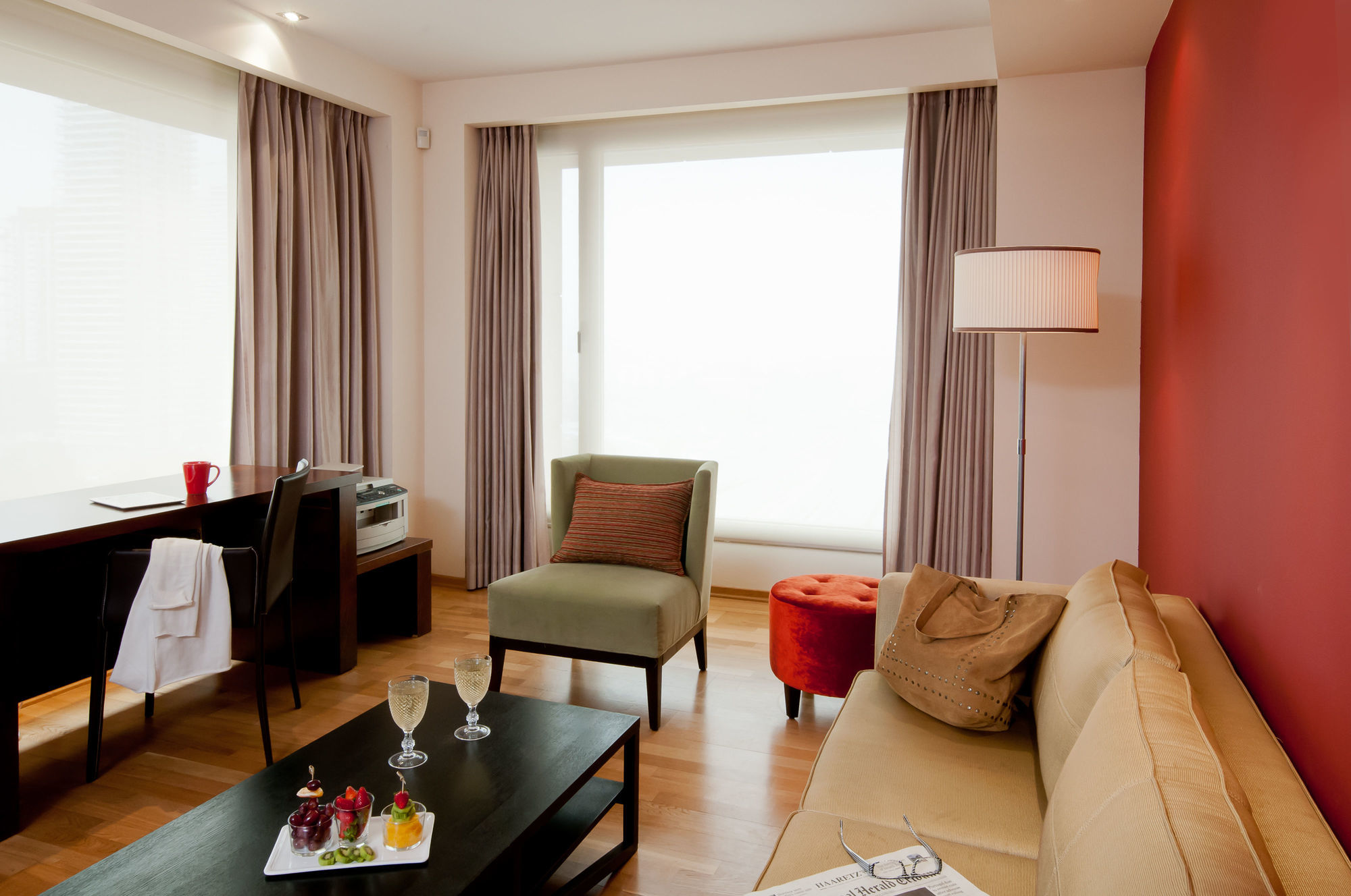Leonardo City Tower Hotel Tel Aviv Giv'atayim Εξωτερικό φωτογραφία A typical room at the hotel