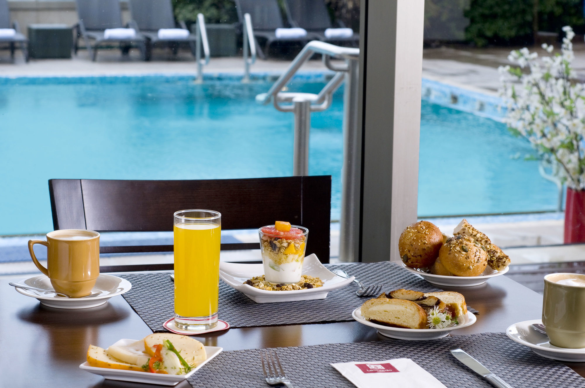 Leonardo City Tower Hotel Tel Aviv Giv'atayim Εξωτερικό φωτογραφία Breakfast at the pool