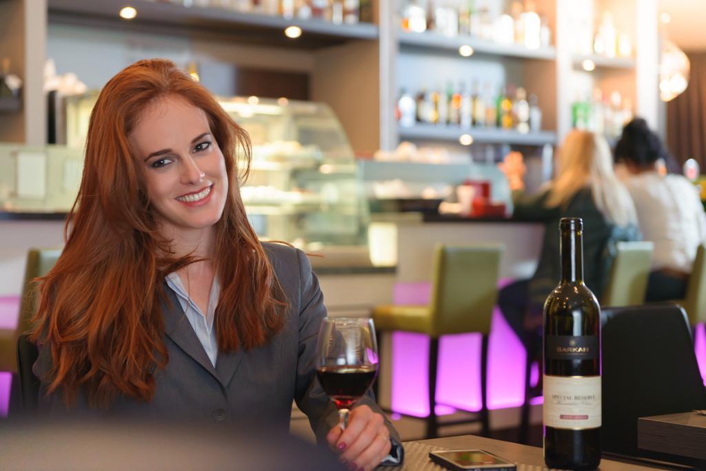 Leonardo City Tower Hotel Tel Aviv Giv'atayim Εξωτερικό φωτογραφία A woman drinking wine