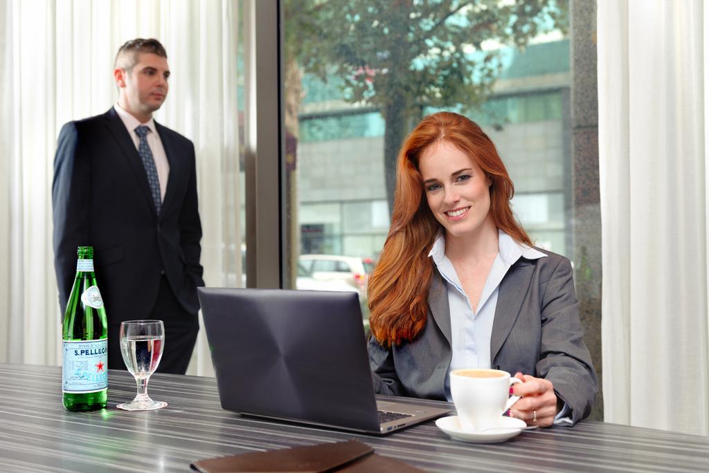 Leonardo City Tower Hotel Tel Aviv Giv'atayim Εξωτερικό φωτογραφία A butler serving a guest