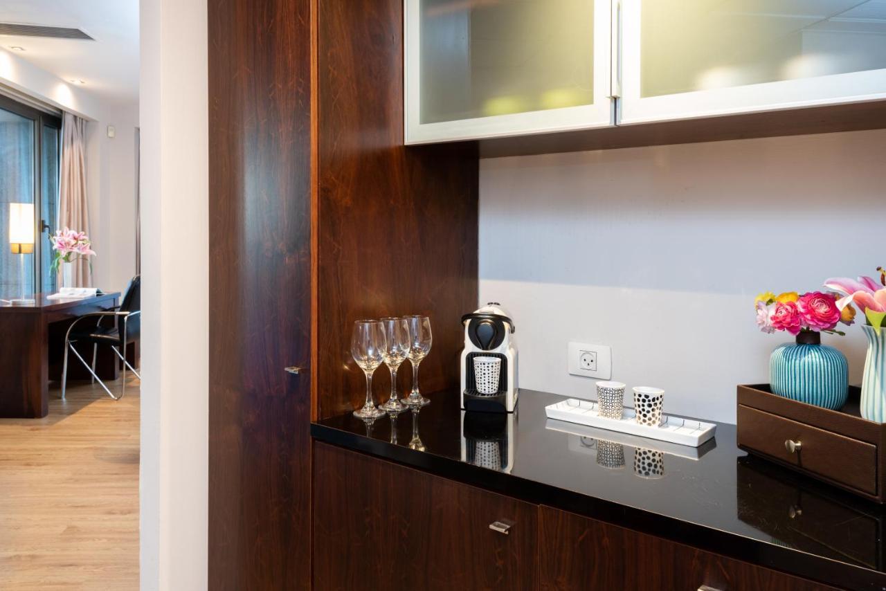 Leonardo City Tower Hotel Tel Aviv Giv'atayim Εξωτερικό φωτογραφία A Nespresso machine in a hotel
