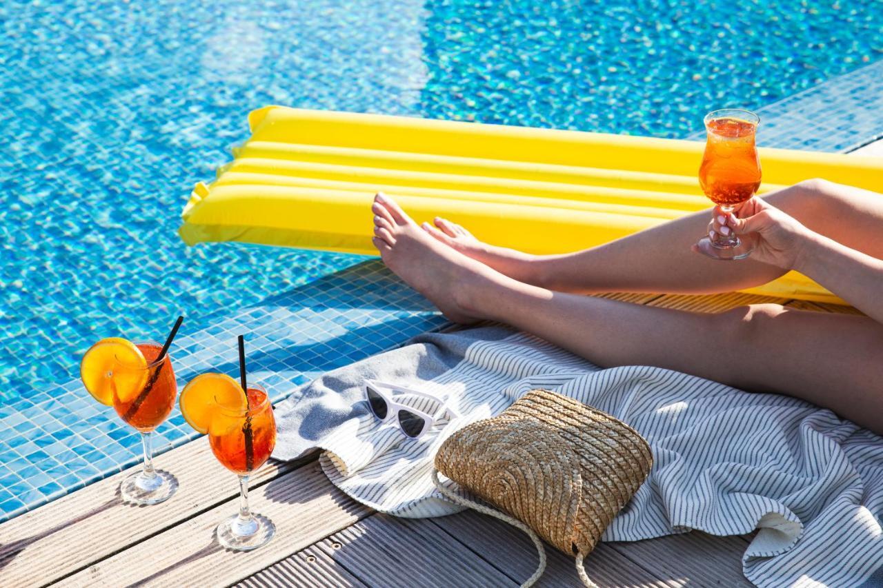 Leonardo City Tower Hotel Tel Aviv Giv'atayim Εξωτερικό φωτογραφία A woman relaxing by a pool